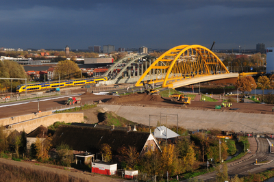 841358 Gezicht op de Hogeweidebrug en de Vleutensebrug in de spoorlijn Utrecht-Rotterdam te Utrecht, vanaf het ...